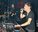 Le chanteur et DJ Quentin Mosimann lors d'un concert gratuit organisé par le radio Mona FM pour la fête des Nieulles à Armentieres, le 8 septembre 2012.