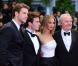 Hunger Games à Cannes : Liam Hemsworth, Sam Claflin, Jennifer Lawrence, Francis Lawrence posent pendant la montée des marches au Festival de Cannes, le 18 mai 2013.