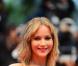 Jennifer Lawrence pose à la montée des marches au Festival de Cannes, le 18 mai 2013.