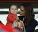  Victoria Beckham et Harper étaient évidemment dans les tribunes. David Beckham était fêté en triomphe samedi 18 mai 2013 au Parc des Princes pour le (probable) dernier match de sa carrière. Remplacé à la 83e minute, le Spice Boy a pleuré à chaudes larmes en quittant le terrain, avant de fêter ses adieux et le titre de champion du PSG avec l'Hexagoal entouré de ses fils, Brooklyn, Romeo et Cruz, en présence aussi de Victoria Beckham et Harper. 