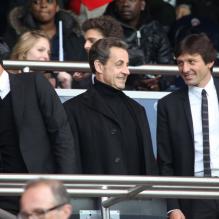 <p>Nicolas Sarkozy était présent au Parc avec Nasser El Khalïfi et Leonardo.</p>
<p>David Beckham était fêté en triomphe samedi 18 mai 2013 au Parc des Princes pour le (probable) dernier match de sa carrière. Remplacé à la 83e minute, le Spice Boy a pleuré à chaudes larmes en quittant le terrain, avant de fêter ses adieux et le titre de champion du PSG avec l'Hexagoal entouré de ses fils, Brooklyn, Romeo et Cruz, en présence aussi de Victoria Beckham et Harper.</p>