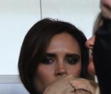  Victoria Beckham était évidemment au Parc. David Beckham était fêté en triomphe samedi 18 mai 2013 au Parc des Princes pour le (probable) dernier match de sa carrière. Remplacé à la 83e minute, le Spice Boy a pleuré à chaudes larmes en quittant le terrain, avant de fêter ses adieux et le titre de champion du PSG avec l'Hexagoal entouré de ses fils, Brooklyn, Romeo et Cruz, en présence aussi de Victoria Beckham et Harper. 