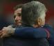 Les larmes poignantes de David Beckham, dans les bras de Carlo Ancelotti, incapable de contrôler son émotion... David Beckham a été fêté en triomphe samedi 18 mai 2013 au Parc des Princes pour le (probable) dernier match de sa carrière. Remplacé à la 83e minute, le Spice Boy a pleuré à chaudes larmes en quittant le terrain, avant de fêter ses adieux et le titre de champion du PSG avec l'Hexagoal entouré de ses fils, Brooklyn, Romeo et Cruz, en présence aussi de Victoria Beckham et Harper.