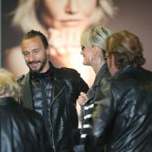 Johnny et Laeticia Hallyday ont pris le même avion que le DJ Bob Sinclar pour rentrer en France, à Paris le 21 mai 2013.