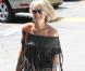 Exclusif - Laeticia Hallyday fait du shopping dans son quartier de Pacific Palisades à Los Angeles, le 19 mai 2013.