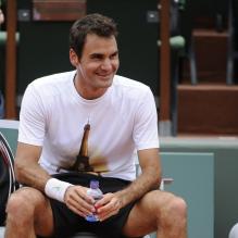 Roger Federer souriant lors d'un entraînement à Roland Garros à Paris le 22 mai 2013
