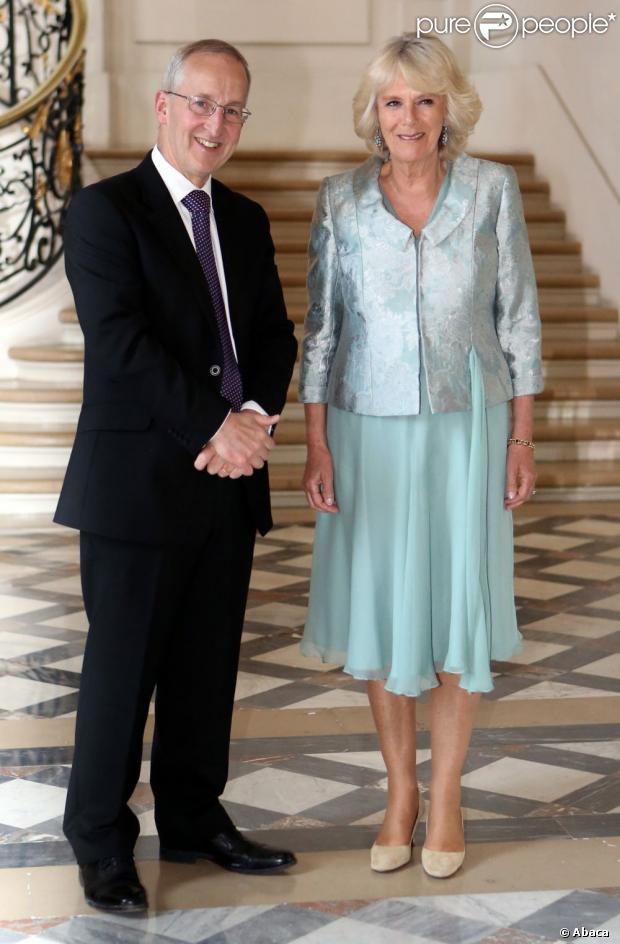 CASA REAL BRITÁNICA - Página 93 1139832-the-duchess-of-cornwall-is-greeted-by-620x0-1