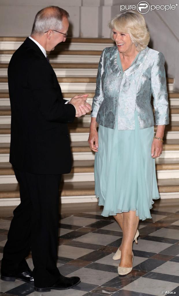 CASA REAL BRITÁNICA - Página 93 1139833-the-duchess-of-cornwall-is-greeted-by-620x0-1