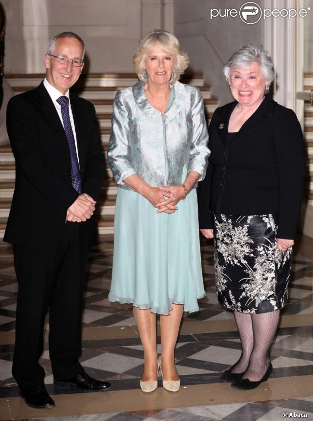 CASA REAL BRITÁNICA - Página 93 1139834-the-duchess-of-cornwall-is-greeted-by-620x0-1