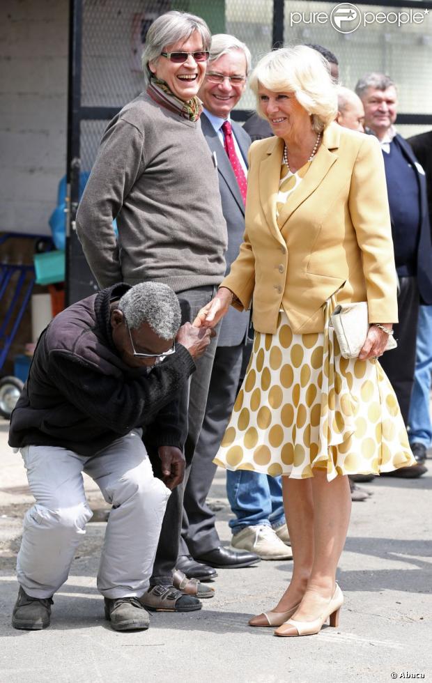 CASA REAL BRITÁNICA - Página 93 1139861-the-duchess-of-cornwall-is-greeted-by-620x0-1