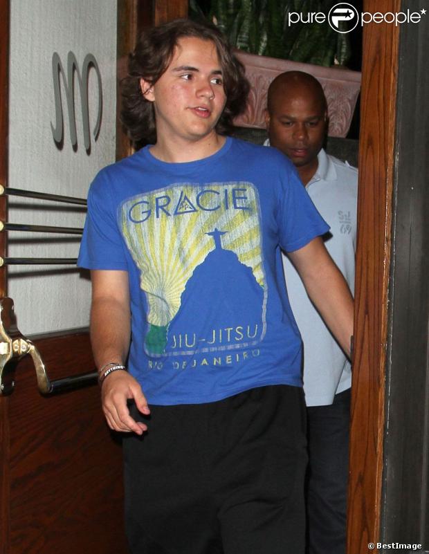 [NUOVE FOTO] Prince, Paris e Blanket Jackson  - Pagina 22 1142907-prince-jackson-dine-avec-sa-petite-amie-620x0-1