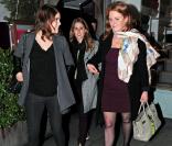  Sarah Ferguson et ses filles, les princesses Eugenie et Beatrice d'York, après leur dîner avec Robbie Williams à Londres, le 31 mai 2013. 