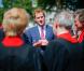  Le prince Harry inaugurait le 4 juin 2013 devant l'abbaye de Westminster, en marge de la cérémonie pour les 60 ans du couronnement d'Elizabeth II, un panneau commémorant le mariage de son frère le prince William et de Kate Middleton le 29 avril 2011. 