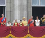 Le prince William et son épouse, la princesse Catherine, au balcon de Buckingham Palace avec la reine Elizabeth, le prince Philip, le prince Harry, Pippa Middleton et James Middleton après la cérémonie de mariage à Londres le 29 avril 2011