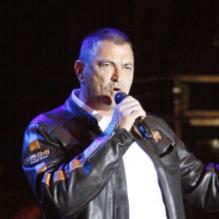 <p>Jean-Marie Bigard fête la victoire de Nicolas Sarkozy à la présidentielle place de la Concorde à Paris le 6 mai 2007. </p>