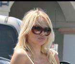 Pamela Anderson et ses fils font des courses