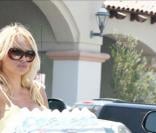 Pamela Anderson et ses fils font des courses