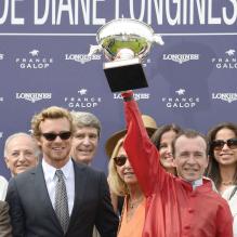 Simon Baker et le jockey français Thierry Jarnet au Prix de Diane Longines à l'hippodrome de Chantilly, le 16 juin 2013.