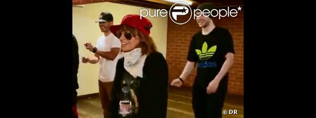 Nicole Richie decomplexee s'essaye avec brio a la danse Hip Hop !...