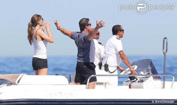 Sylvester Stallone avec sa femme Jennifer Flavin surveillent de loin leur filles Sophia, Sistine et Scarlet alors en vacances en famille à bord d'un yacht de luxe le 1er août 2013, au large de Saint-Jean-Cap-Ferrat.