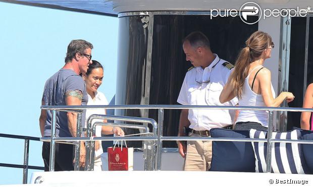 Sylvester Stallone avec sa femme Jennifer Flavin en vacances en famille à bord d'un yacht de luxe le 1er août 2013, au large de Saint-Jean-Cap-Ferrat.