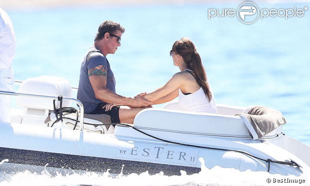 Sylvester Stallone avec sa femme Jennifer Flavin en vacances à bord d'un yacht de luxe le 1er août 2013, au large de Saint-Jean-Cap-Ferrat.