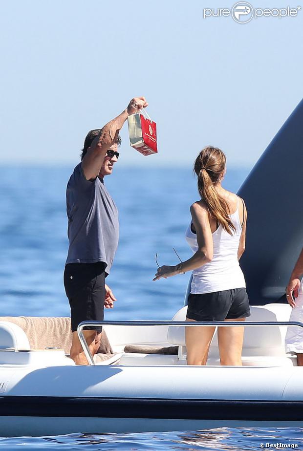 Jennifer Flavin en vacances à bord d'un yacht de luxe le 1er août 2013, au large de Saint-Jean-Cap-Ferrat.