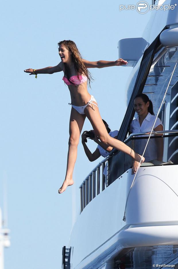 Une des filles de Sly en vacances à bord d'un yacht de luxe le 1er août 2013, au large de Saint-Jean-Cap-Ferrat.