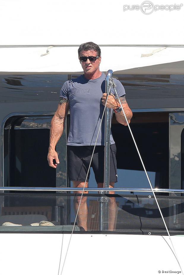 Sylvester Stallone cigare à la bouche en vacances à bord d'un yacht de luxe le 1er août 2013, au large de Saint-Jean-Cap-Ferrat.