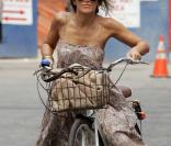 Jennifer Esposito, fière sur son vélo