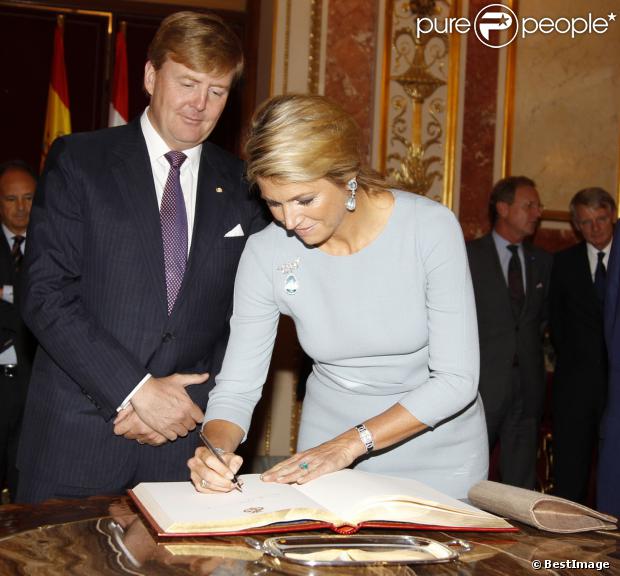 LA FAMILIA REAL RECIBE A LOS REYES DE HOLANDA - Página 4 1242401--le-roi-willem-alexander-et-la-reine-620x0-1