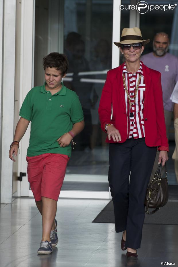 EL REY OPERADO NUEVAMENTE DE LA CADERA - Página 8 1254270-infanta-elena-of-spain-and-son-froilan-620x0-1