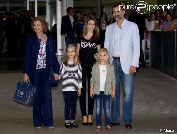 EL REY OPERADO NUEVAMENTE DE LA CADERA - Página 8 1254280-princes-felipe-and-letizia-and-infantas-620x0-1