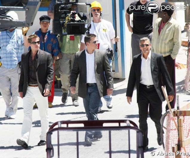 Bernie Mac en arriere plan avec George Clooney, Brad Pitt et Matt Damon sur le tournage d'Ocean 12
