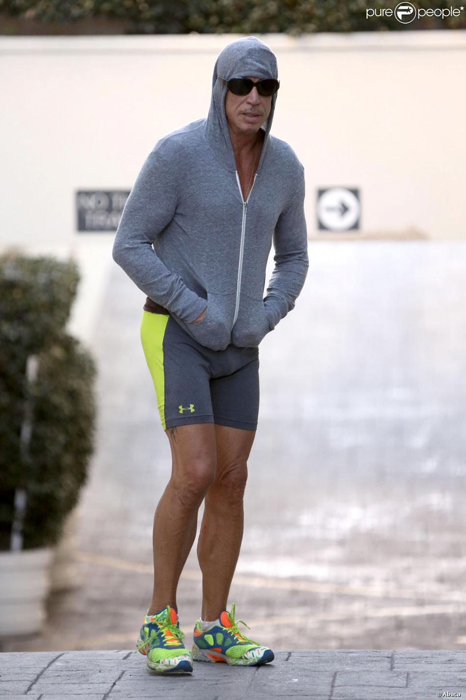 1364128-mickey-rourke-zips-up-a-grey-hoodie-950x0-1.jpg