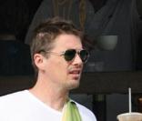 Ethan Hawke proméne sa fille et son chien