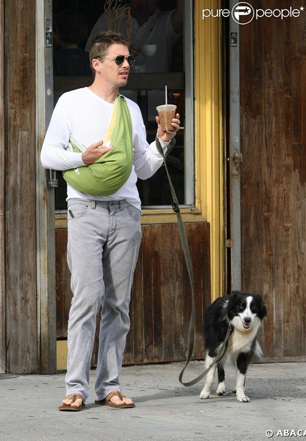 Ethan Hawke proméne sa fille et son chien