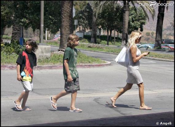 Pamela Anderson avec ses fils Brandon et Dylan, lors du Labor Day