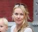 PHOTOS: Naomi Watts, balade avec bébé...