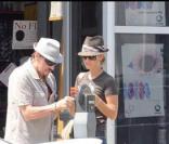 Johnny et Laeticia Hallyday et le parcmètre !