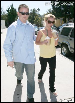 Britney Spears se fait un petit plaisir : deux glaces en même temps, attention à la ligne !