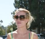 Britney Spears se fait un petit plaisir : deux glaces en même temps, attention à la ligne !