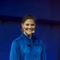 REPORTAGE PHOTOS : Qu'est-ce qui est tout bleu, a de grosses mains rouges et garde le sourire ? La princesse Victoria de Suède !