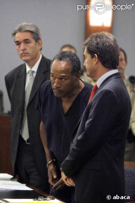 O.J. simpson en tenue de prisonnier et menotté !