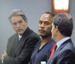 O.J. simpson en tenue de prisonnier et menotté !