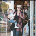 REPORTAGE PHOTOS : Gwen Stefani avec son adorable fils et son mari... shopping joujoux !