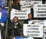 Le public avec des pancartes  contre le racisme et l'intolérance au Parc des Princes