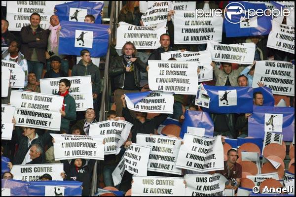 Le public avec des pancartes  contre le racisme et l'intolérance au Parc des Princes