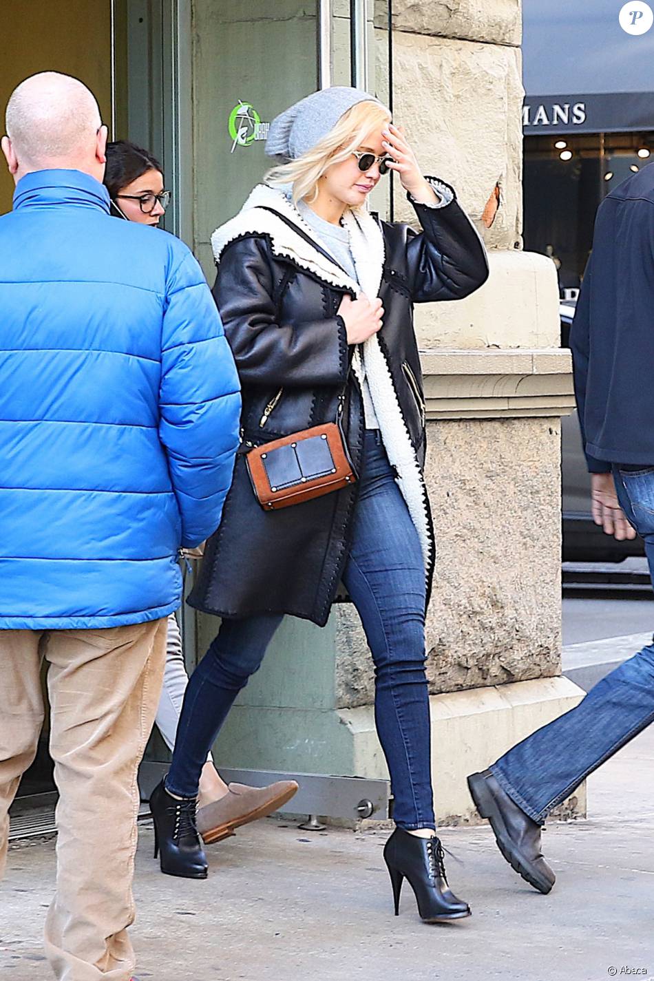 Jennifer Lawrence de sortie à New York, porte un manteau Alberta Ferretti et des bottines Givenchy (modèle Perla). Le 22 mars 2016.