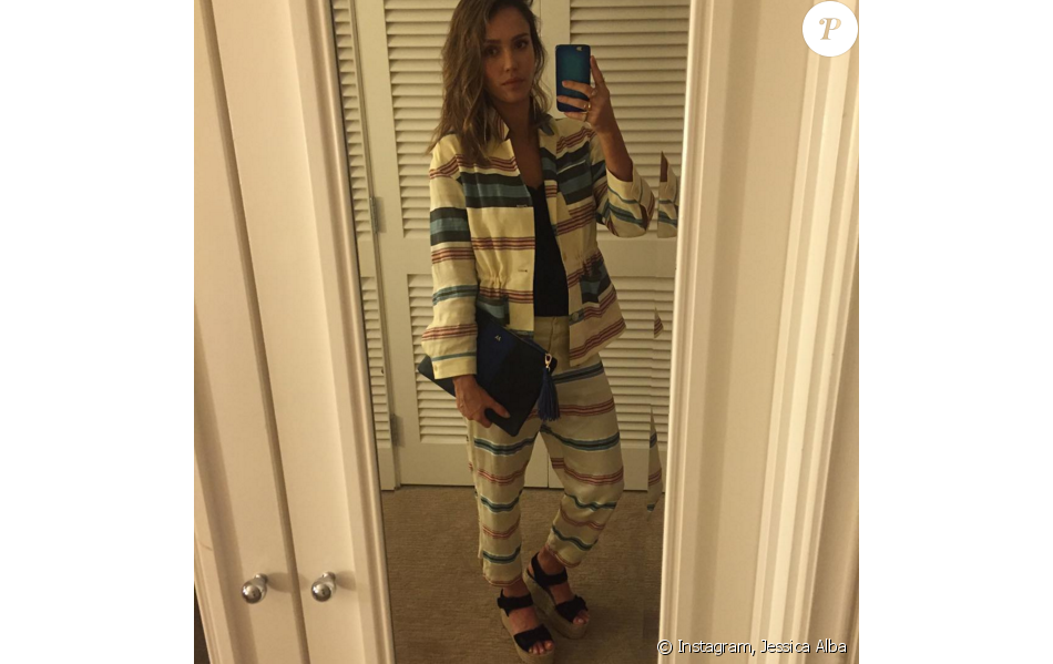 Jessica Alba, en vacances au Mexique et prête à sortir pour dîner, porte un ensemble veste et pantalon en soie H&amp;M Studio (collection printemps-été 2016), une pochette de la collection WhoWearWhat pour Target et des sandales Céline. Photo publiée le 20 mars 2016.
